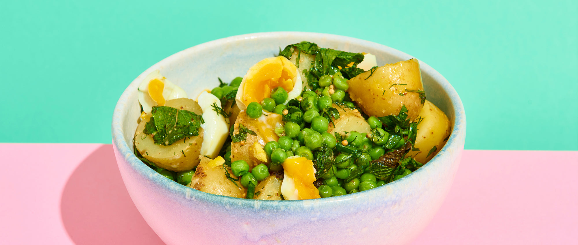 Kartoffelsalat mit Erbsen, Eiern und Minze